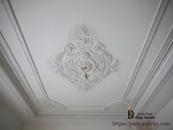 Photo of stucco on the ceiling in the apartment