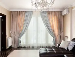 Дизайн штор в гостиной с двумя окнами современном стиле фото