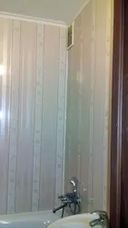 Отделка ванной в деревянном доме пластиковыми панелями фото