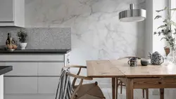 Дизайн кухни стена под мрамор