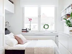 Дизайн небольшой спальни с одним окном
