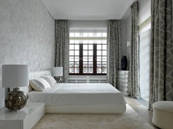 Кутняя спальня з балконам і акном дызайн