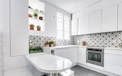 Дызайн інтэр'еру кухні з белым фартухом