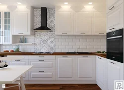 Дизайн интерьера кухни с белым фартуком