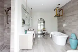 Ванная комната дизайн плитка под дерево и серая