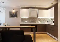 Кухня коричневая гостиная бежевая фото