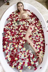 Фота ў ваннай з ружамі