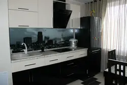 Дызайн кухні з чорным нізам