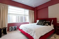 Красные шторы в интерьере спальни