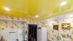 Кухня с желтым потолком фото