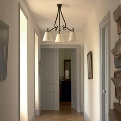 Koridorun daxili hissəsində asma lampalar