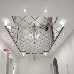 Photo of a mirrored ceiling in the hallway