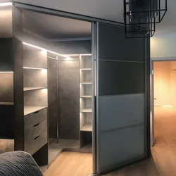 Дизайн угловой гардеробной в спальне фото