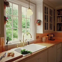Дизайн кухни с деревянными окнами