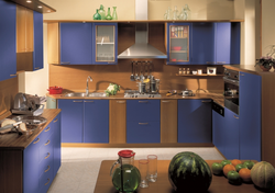 Синий с коричневым в интерьере кухни