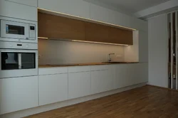 Кухни с горизонтальными верхними шкафами фото