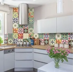Интерьер кухни с цветными фартуками