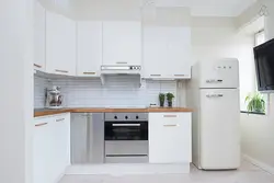 Фота кухні з халадзільнікам белага колеру