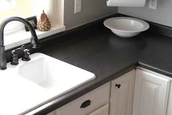 Белая кухня чорная ракавіна фота