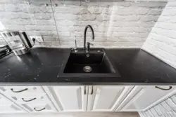 Белая кухня черная раковина фото