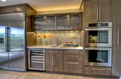 Дизайн кухни с большими шкафами