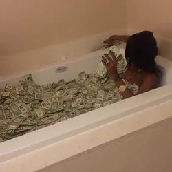 В ванной с деньгами фото