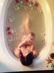 Фота мамы ў ваннай маладая