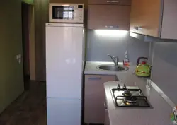 Дизайн кухни с раковиной у холодильника