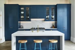 Дизайн кухни с синими шкафами