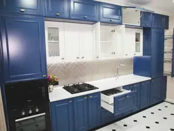 Дызайн кухні з сінімі шафамі