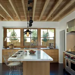 Дизайн потолков кухни в деревянном доме