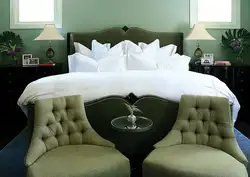 Дизайн спальни с кроватью и креслом