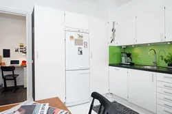 Халадзільнік у нішы ў інтэр'ера на кухні