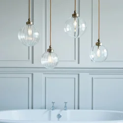 Подвесной светильник в ванной комнате фото