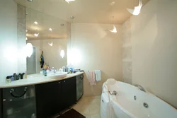 Фото натяжных глянцевых потолков в ванну
