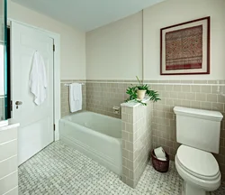 Ванна в центре ванной комнаты фото