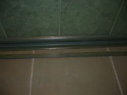 Döşəmə fotoşəkili banyoda süpürgə lövhələri