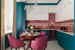 What color goes with emerald in the kitchen interior