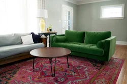 Зеленый ковер в интерьере гостиной