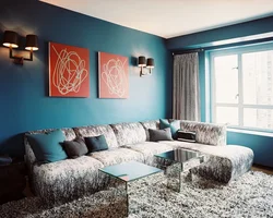 Бирюзовый цвет стены в интерьере гостиной
