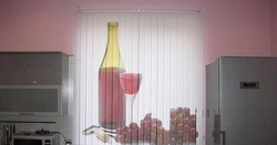 Вертикальные жалюзи на окно кухни фото
