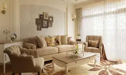 Интерьер гостиной с диваном песочного цвета