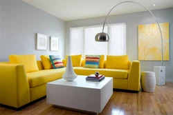 Желто белый интерьер гостиной