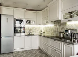 Белая кухня бежевый холодильник дизайн