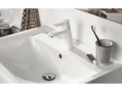 Белый кран в ванной фото