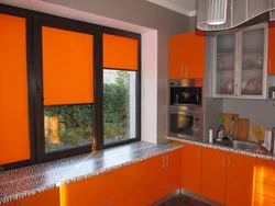 Дизайн кухни с оранжевыми шторами