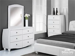 Дизайн спальни с комодом и зеркалом фото