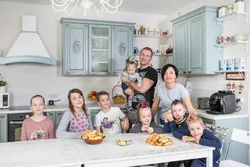 Кухня с фотографиями семьи