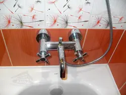 Фото установленных смесителей в ванной