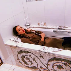 Фото спит в ванной